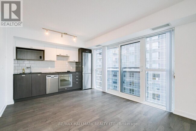 Building Photo - 275 Village Green Square