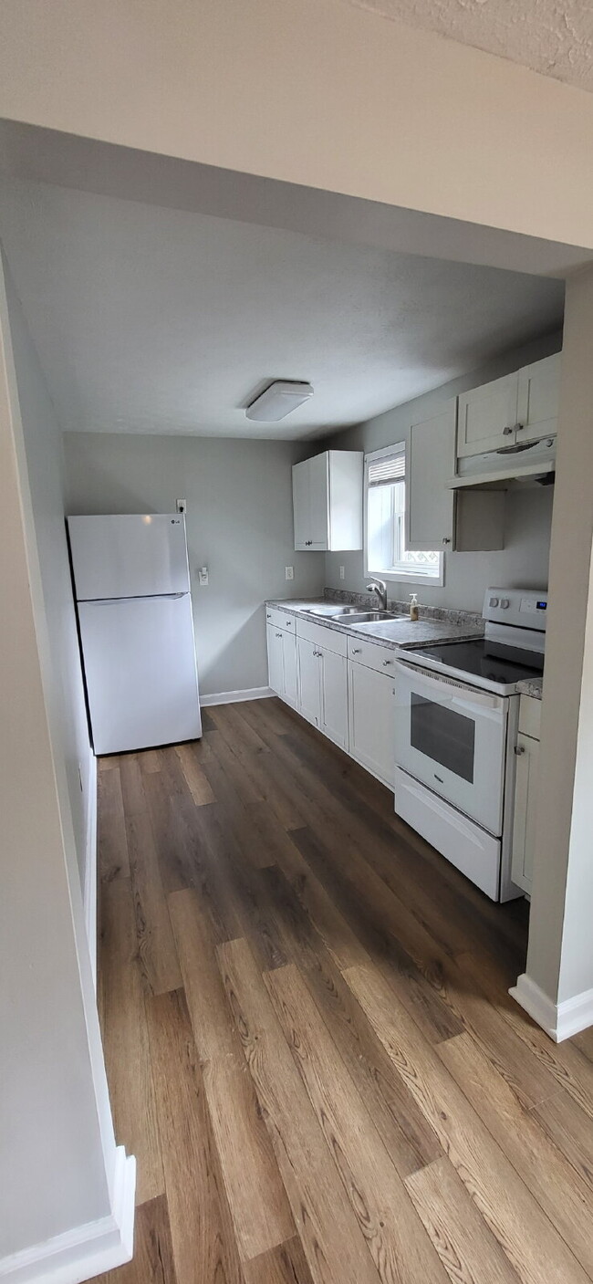 Building Photo - 2 Bed Single Level Apartment
