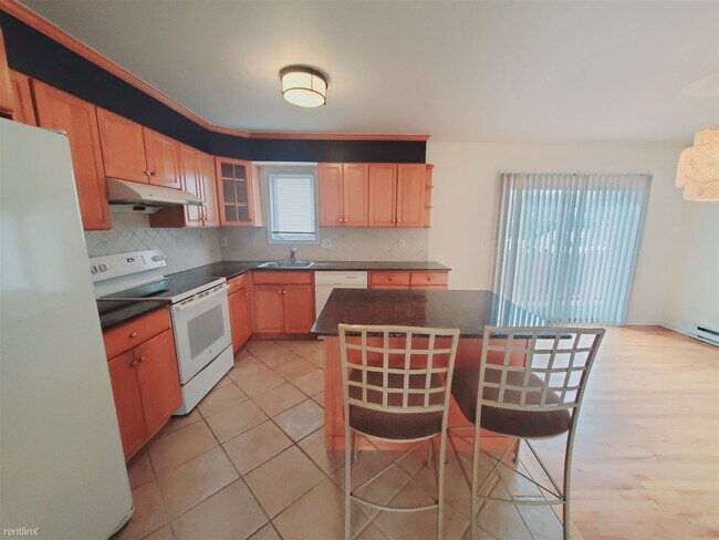 Building Photo - 3 br, 1.5 bath Townhome - 42 Mariners Ln