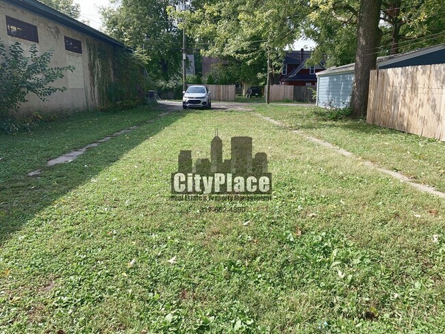 Building Photo - 1022 N Rural St