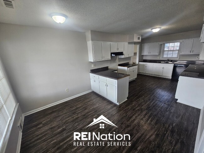 Foto del edificio - Grand 5BR/3BA East Memphis Estate | 2,603 Sq Ft, Hardwood Floors, Fireplace & Large Yard