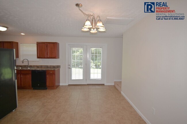 Foto del edificio - Great 5 bedroom 3 bath home! Attached garage and primary on main level!