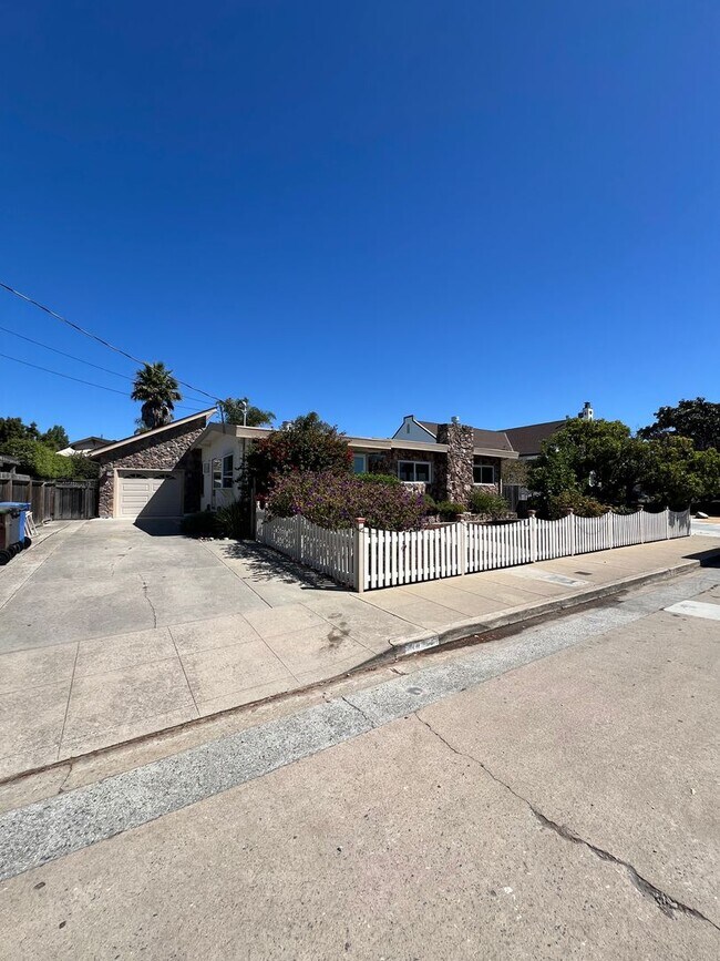 Foto del edificio - Spacious 4-Bedroom Retreat Just Steps from...