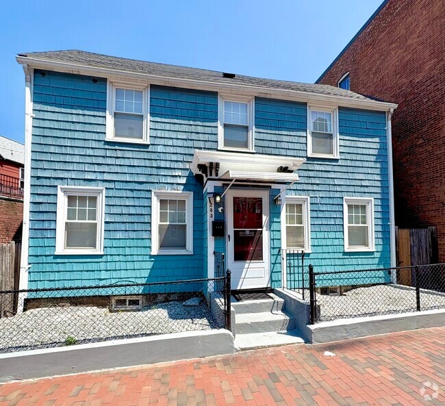 Building Photo - 285 Roxbury St