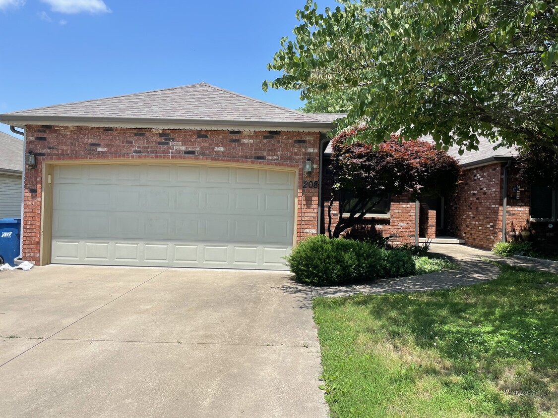 Two Car Attached Garage/Front door - 208 W Briarbrook Ln