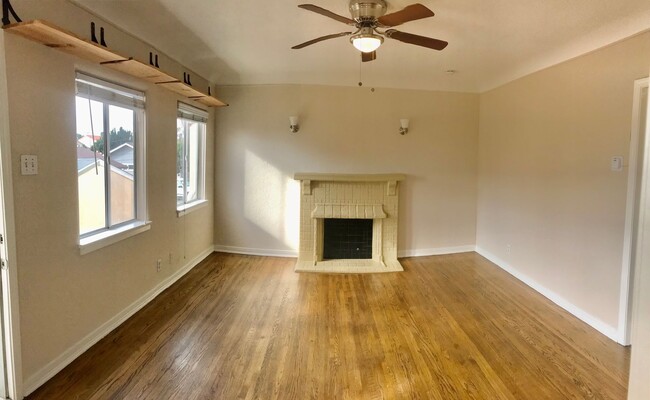 Building Photo - Adorable Upstairs Back Unit Duplex