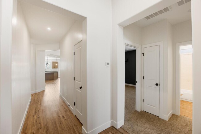 Building Photo - 646 N Sandy Talus Dr