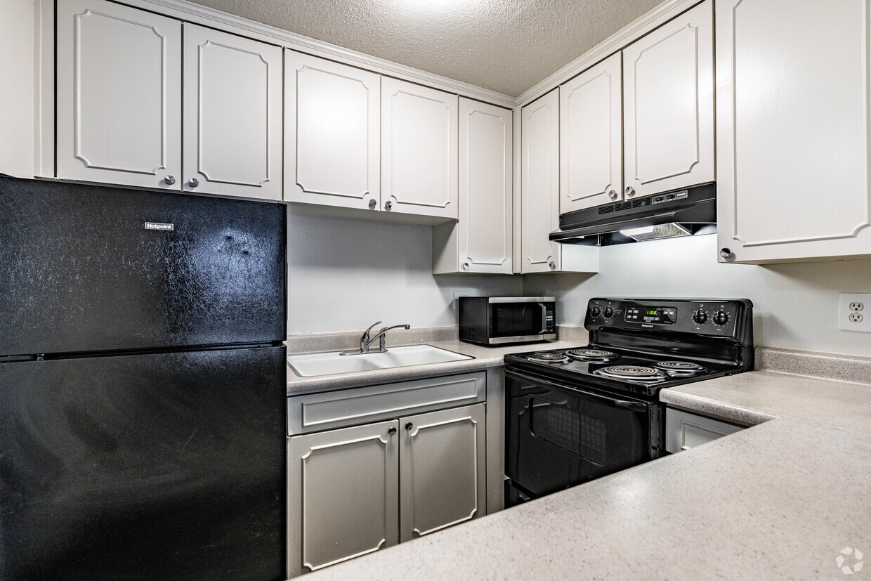 L’Appartement AMERICANA N/S Fooded P/O Americana Apartments - 1906 Chet Atkins Pl Nashville, TN