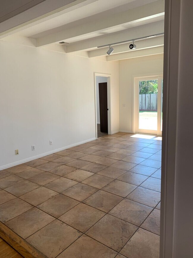 Foto del edificio - Spacious 3+3 Single Story Home w/ bonus ro...