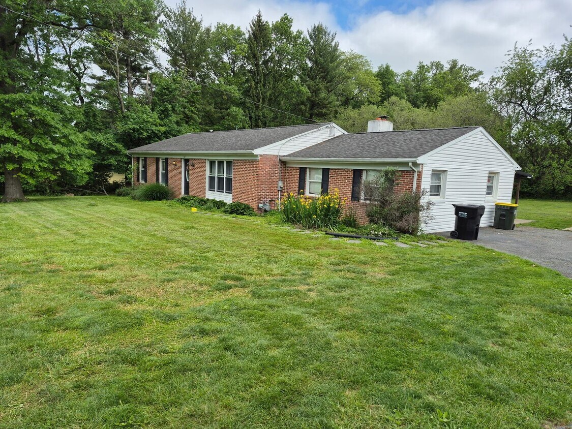 Foto principal - Spacious 3 Bed 2 Bath Rancher In Oxford