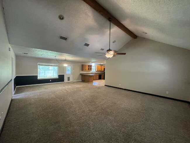 Building Photo - Amazing 3 bedroom 2 bath with great backya...