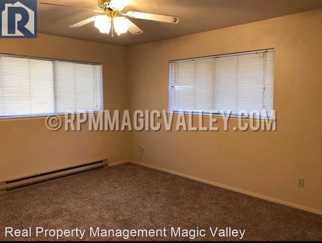 Building Photo - 2 br, 1.5 bath House - 747 Meadows Drive #2