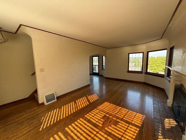 Building Photo - 2466 Montavista Pl W