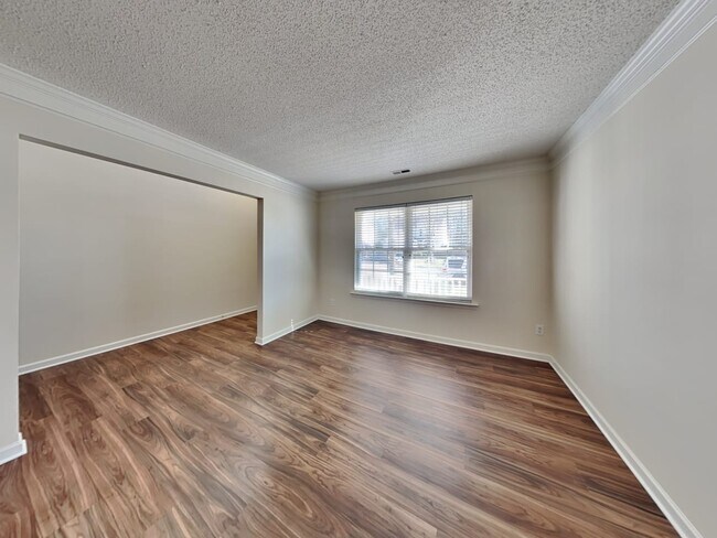 Building Photo - 911 Pebblestone Dr