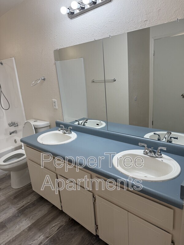 Building Photo - 760 E Elm Ave