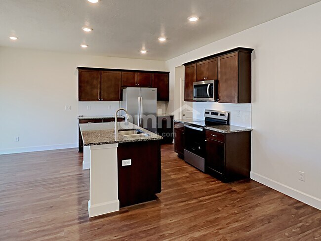 Building Photo - 373 North St