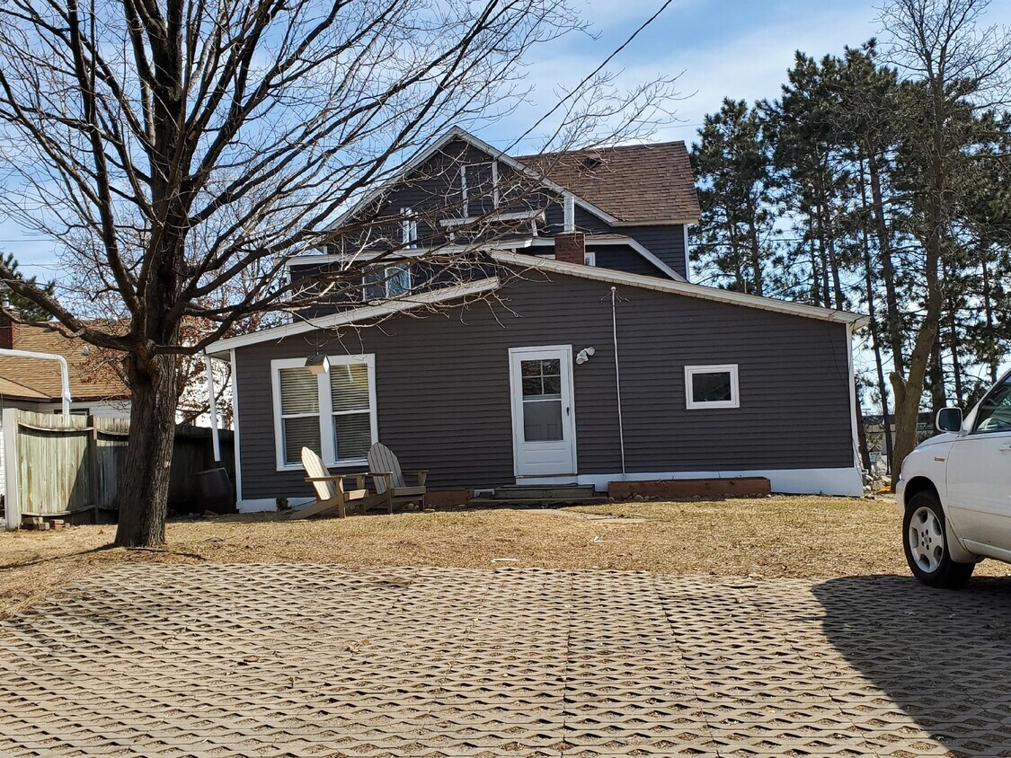 Building Photo - Triplex Upper Unit - Available for Rent