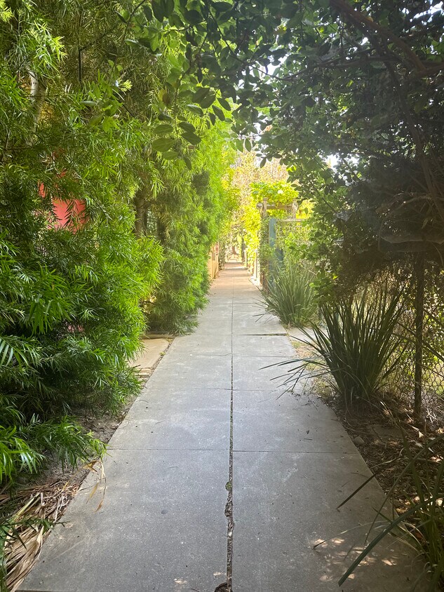 The beautiful, historical Venice walkstreets...walk to Abbott Kinney & the beach! - 924 Nowita Pl