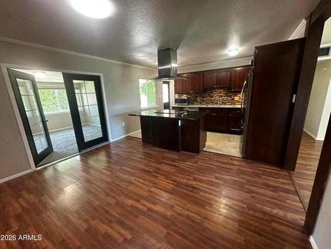 Foto del edificio - 8737 E Jackrabbit Rd