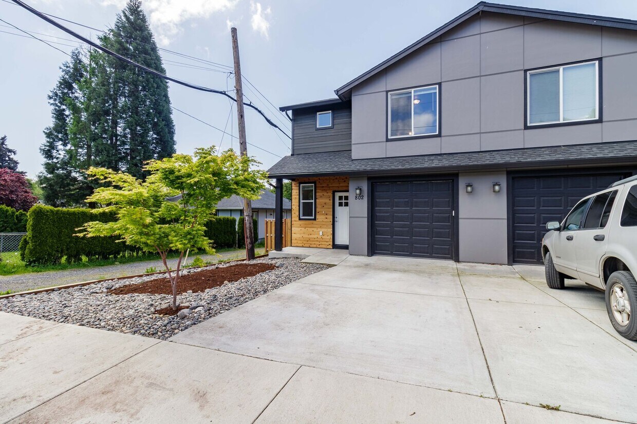 Primary Photo - Move In Ready 3 Bedroom 2.5 Bathroom with ...