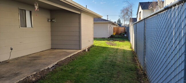 Building Photo - RENT SPECIAL $450.00 off Newly Remodeled 2...