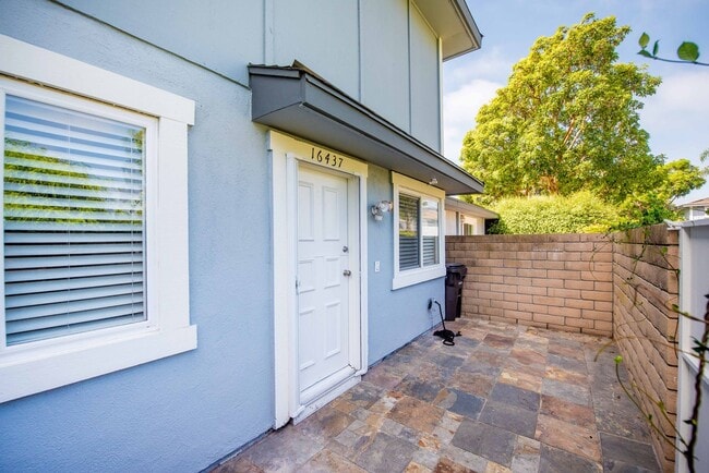 Building Photo - Huntington Beach Townhouse