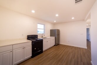 Building Photo - 2326 Cincinnati Ave