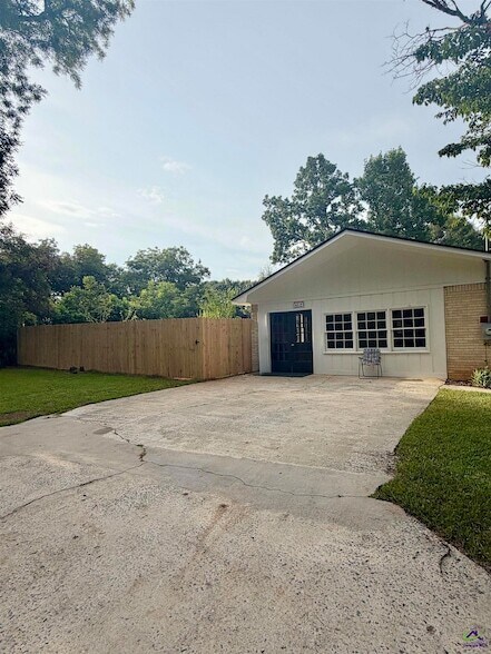 Foto del edificio - 533 Lake Joy Rd