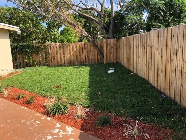 Foto del edificio - 2431 Plunkett St