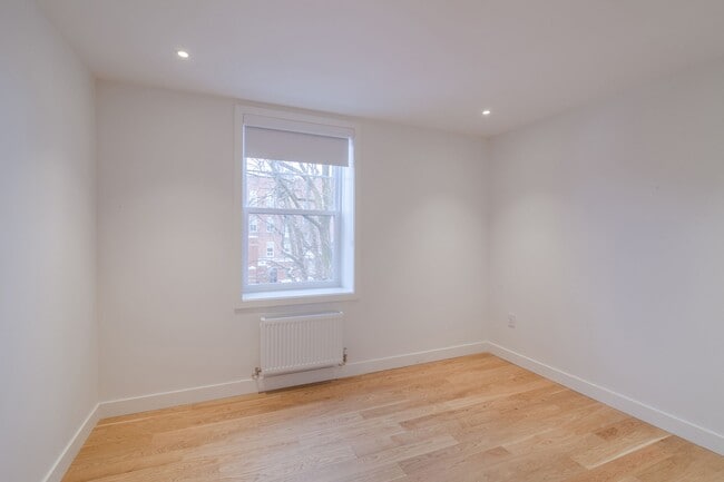 Building Photo - 4715 Chem. Queen Mary