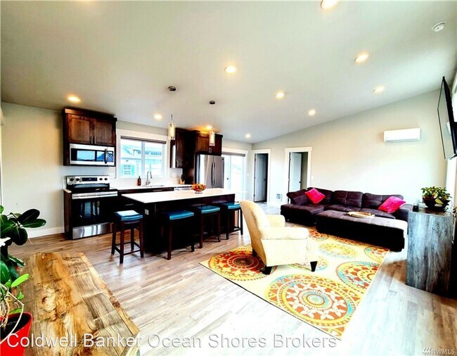 Building Photo - 2 br, 1 bath House - 1356 N Jetty Ave SW
