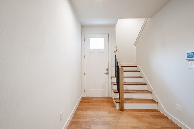 Foto del edificio - Perfect New Standalone 4 bed 4 bath Close to Greenville Ave & Henderson