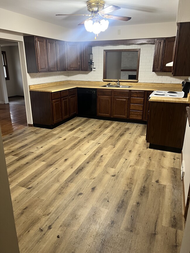 Spacious kitchen - 1070 County Rd N