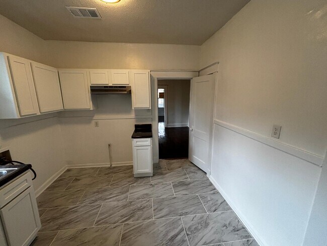 Foto del edificio - 2022 Waverly Ave
