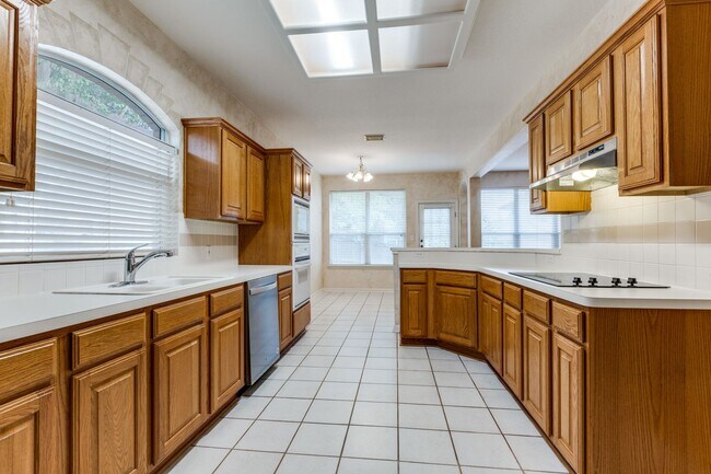 Building Photo - 4 Bed, 2 Bath located in Amber Ridge Subdi...