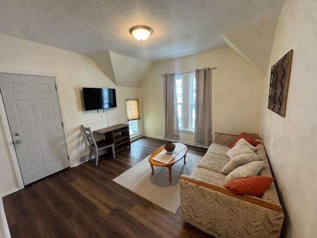 Building Photo - 622 E Locust St