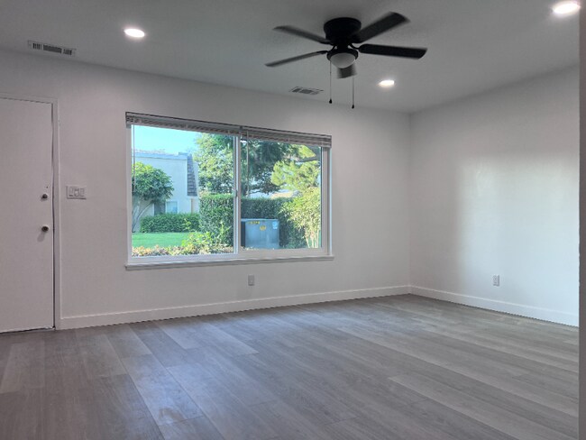 Foto del edificio - 10079 Sparrow Ave
