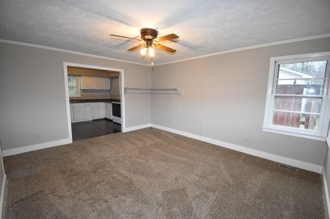 Building Photo - 3 Bedroom Pet Friendly Home For Rent!