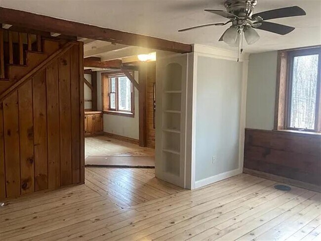 Building Photo - Newly renovated beam home