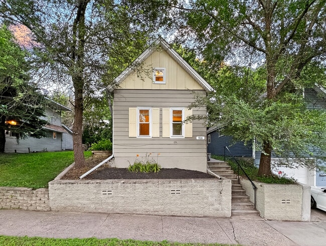 Building Photo - 916 Farrington St