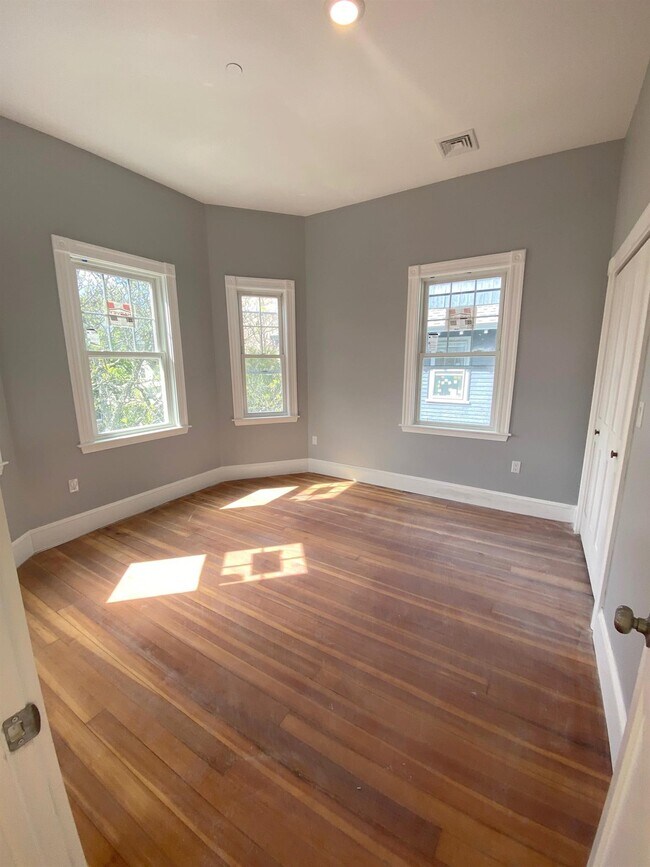 Foto del edificio - 32 Putnam Ave