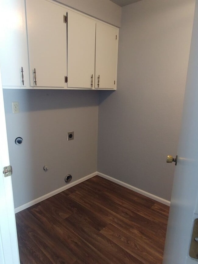 Building Photo - 323 S 40th Pl