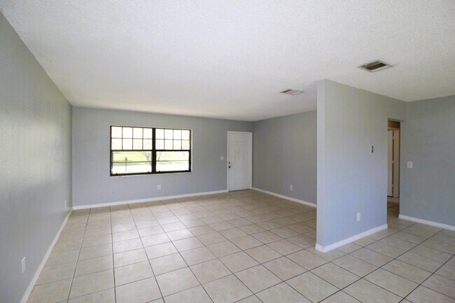 Building Photo - 2058 SE West Dunbrooke Cir