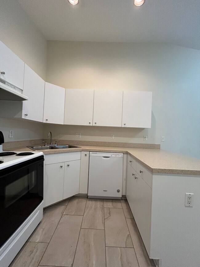 Foto del edificio - 2 Bedroom plus a DEN 2 Bath 1 Car Garage Duplex Cape Coral