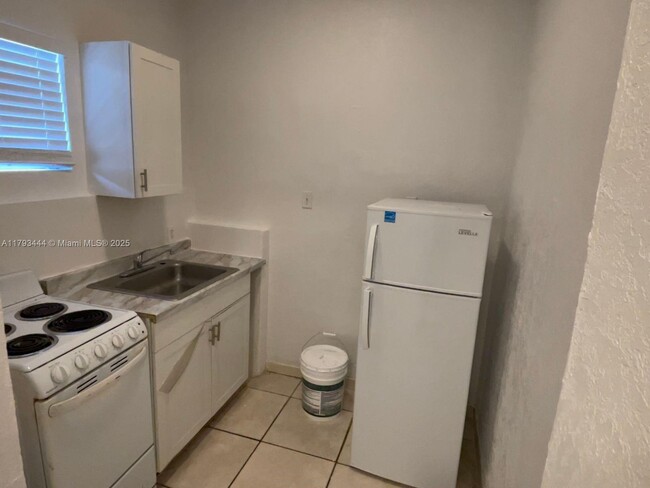 Foto del edificio - 919 NW 23rd Ct