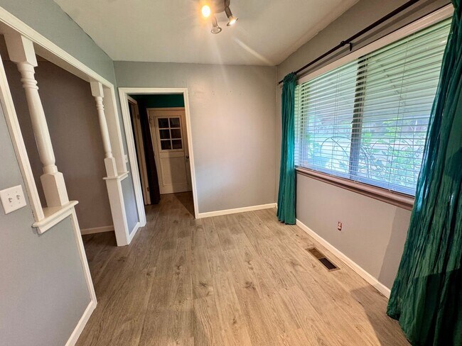 Foto del edificio - Beautiful corner lot. This home is very sp...