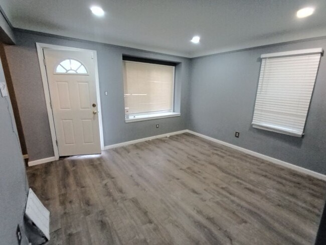 Foto del edificio - 3 bed/1 bath bungalow - Now Available!