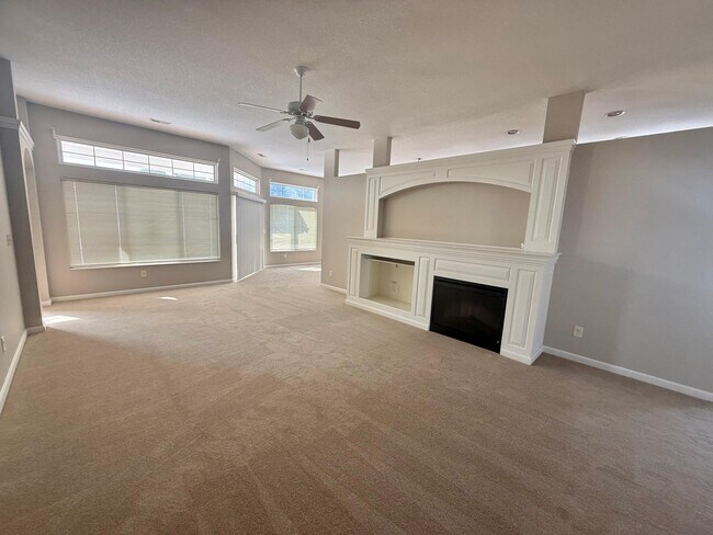 Foto del edificio - 2343 Paragon Mill Dr