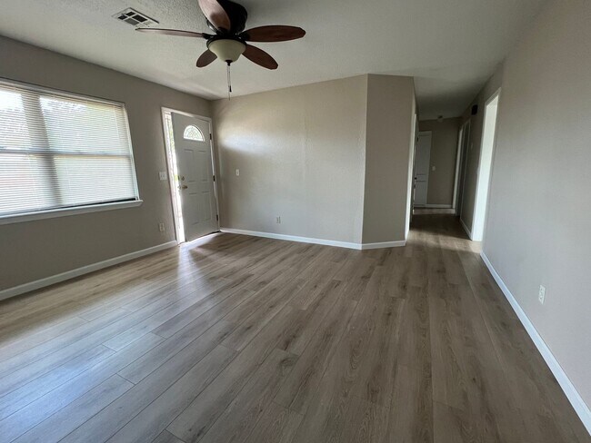Foto del edificio - 4203 SE Dorchester- COMING SOON!