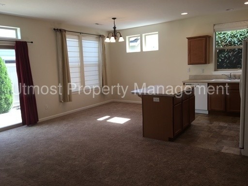 Building Photo - Longview Condo for Rent in Gated Community.